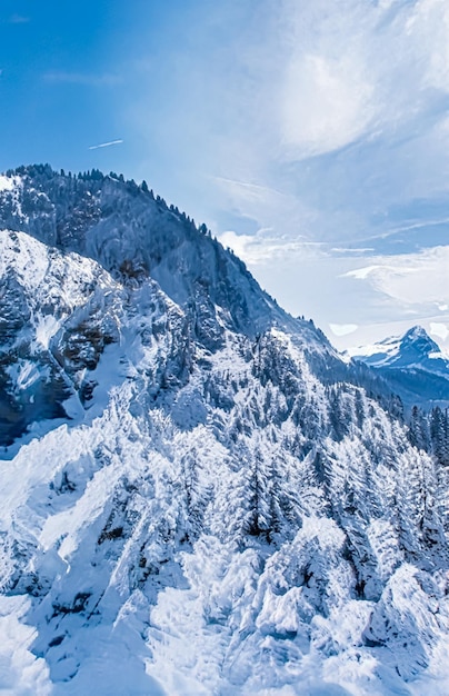 Pays Des Merveilles D'hiver Et Paysage De Noël Magique Montagnes Enneigées Et Forêt Couverte De Neige Comme Ho... Photo Premium