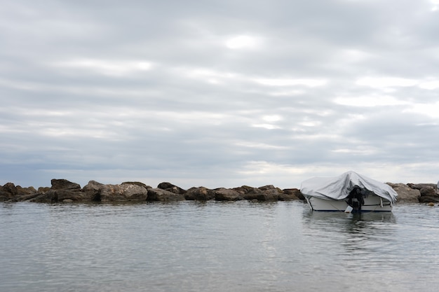 Paysage de bateau couvert sur la mer sous un ciel nuageux