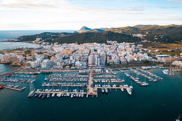 Paysage avec bateaux dans la baie de marina