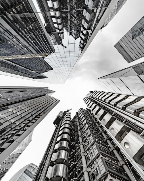 Paysage de bâtiment d'affaires moderne touchant le ciel