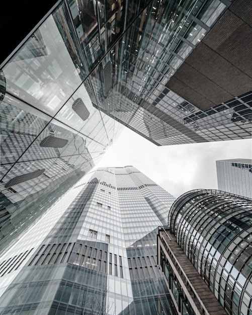 paysage de bâtiment d'affaires moderne touchant le ciel