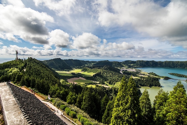 Paysage de beauté Vue aérienne de la lagune des sept villes portugaises: Lagoa das Sete Cidades, située sur l'île des Açores de Sao Miguel dans l'océan Atlantique.