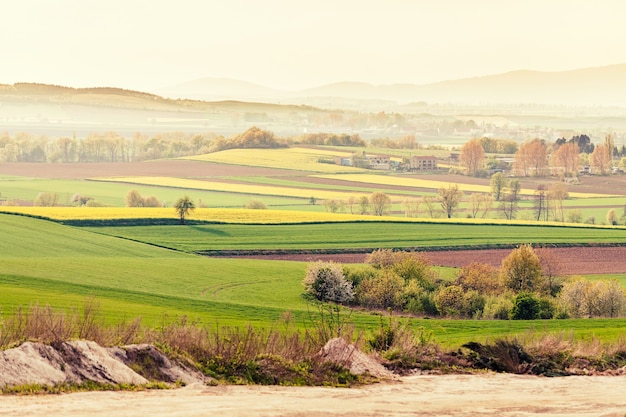 Paysage de champ et maisons de la vallée