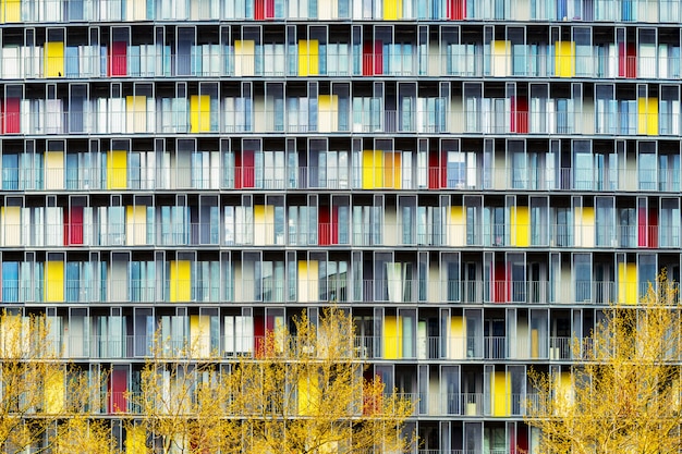 Paysage à couper le souffle d'un bâtiment avec des portes colorées au milieu d'une ville pendant l'automne