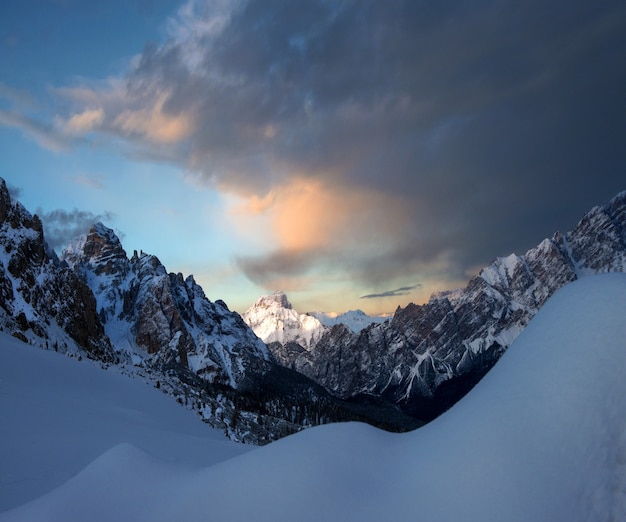 Paysage à couper le souffle des rochers enneigés sous le ciel nuageux dans les Dolomiten, Italie