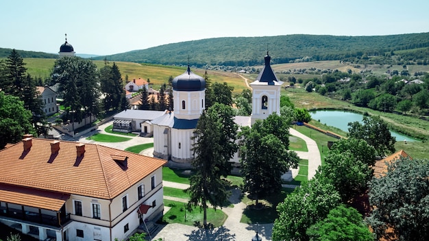 Photo gratuite paysage d'une cour du monastère