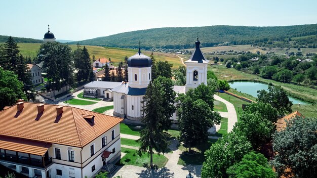 Paysage d'une cour du monastère