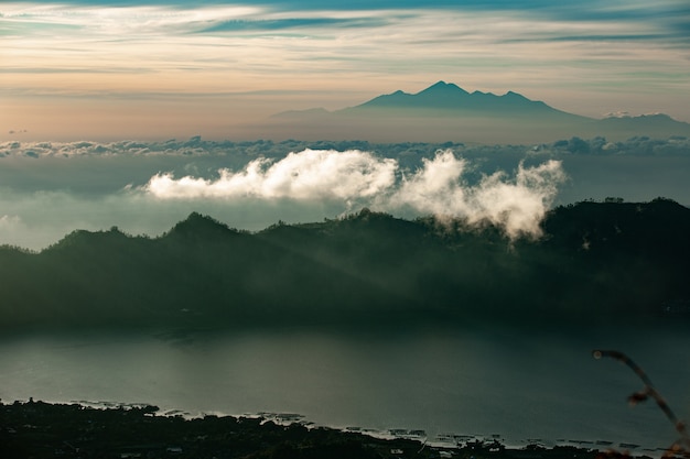 Photo gratuite paysage. dawn surplombant le volcan. volcan batur. bali, indonésie