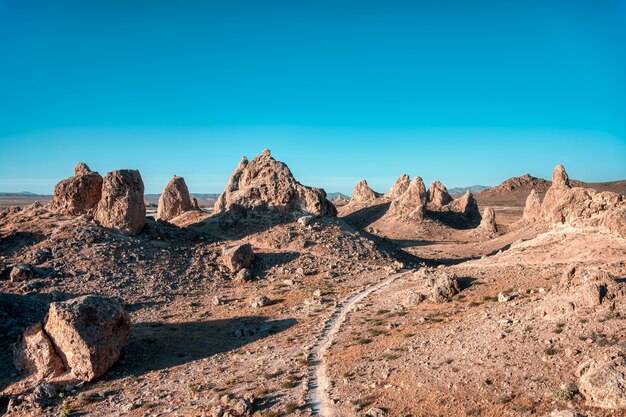 Paysage d'un désert avec route vide et falaises sous le ciel clair