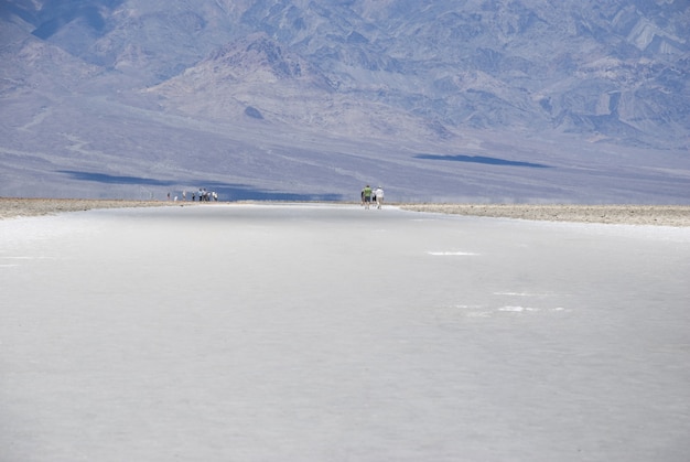 Paysage désertique du lac salé aride au bassin de Badwater, parc national de la Vallée de la mort