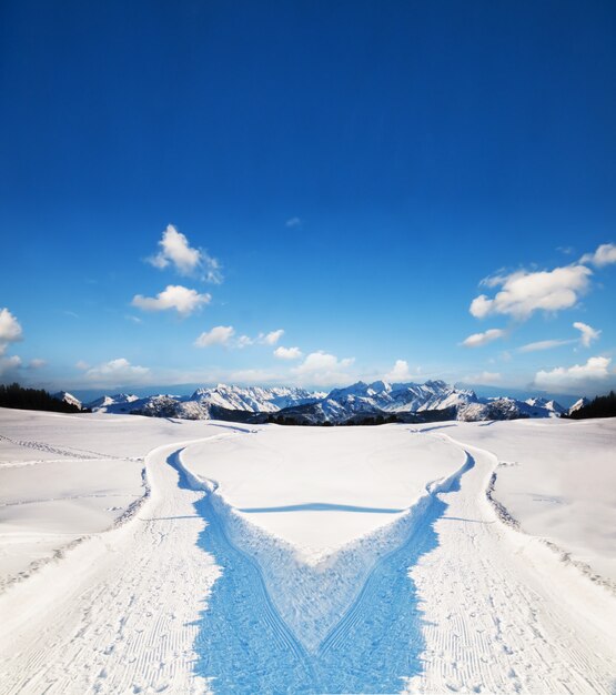 Paysage avec deux chemins dans la neige