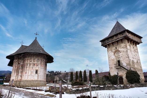 Paysage de deux monastères roumains transilvaniens religieux construits dans un style rustique