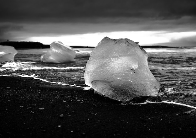 Photo gratuite paysage dramatique en noir et blanc