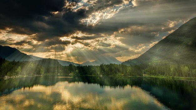 Paysage du lac et du soleil