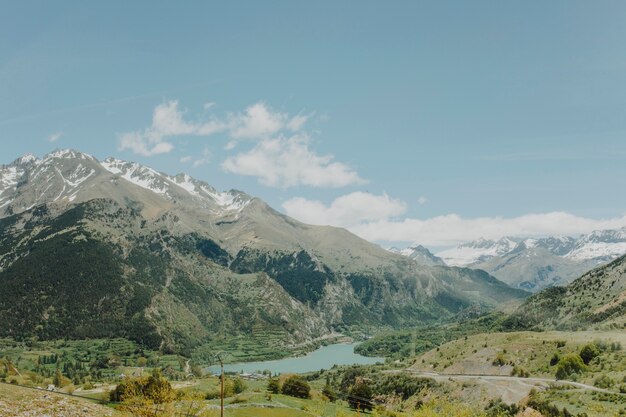 Paysage ensoleillé d&#39;une montagne