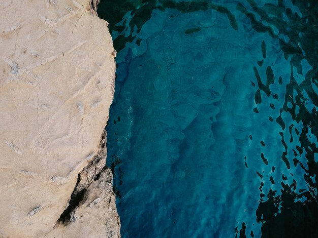 Paysage d&#39;été rocheux avec fond de mer