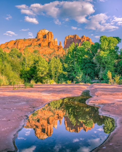 Paysage fascinant de Cathedral Rock avec réflexion sur une flaque d'eau à Sedona, États-Unis