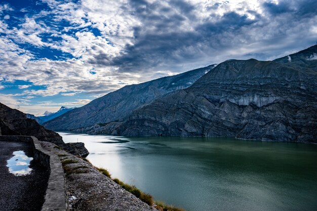 Paysage fascinant du lac Tortum à Erzurum, Turquie