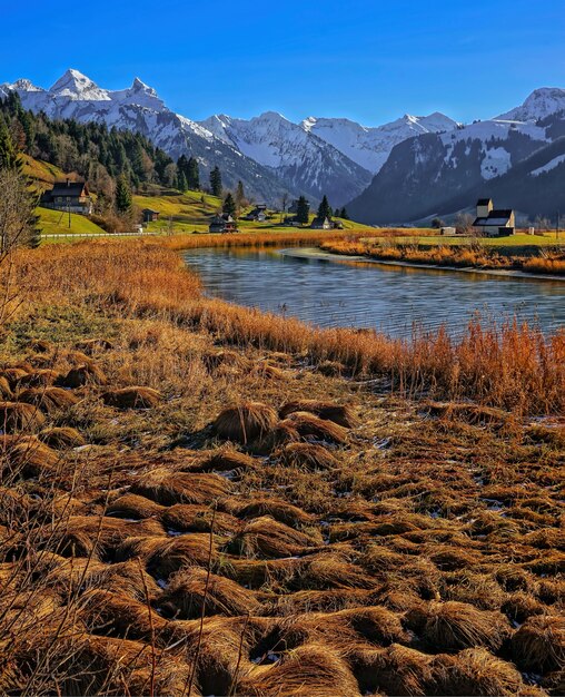 Paysage fluvial, montagnes