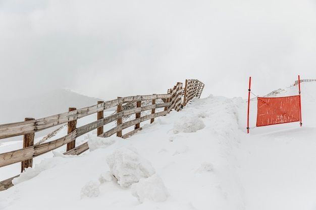 Paysage d'hiver avec clôture