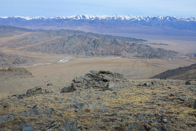 Paysage d'hiver incroyable en Mongolie Scène colorée dans les montagnes Parc national de Tsagaan Shuvuut