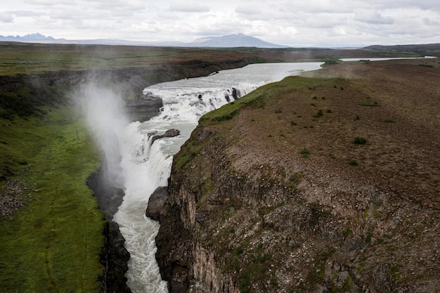 Photo gratuite paysage d'islande de belle cascade