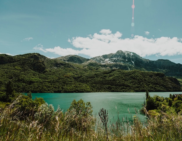 Paysage d'un lac entouré de montagnes