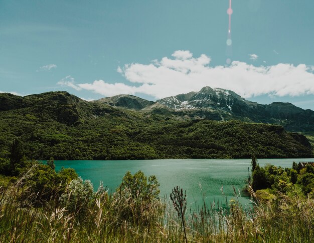 Paysage d&#39;un lac entouré de montagnes