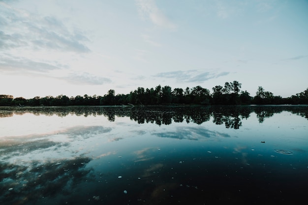 Paysage d'un lac entouré de montagnes