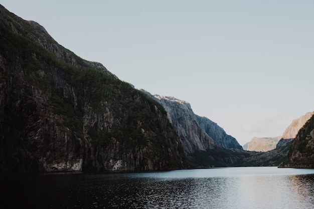 Photo gratuite paysage d'un lac entouré de montagnes