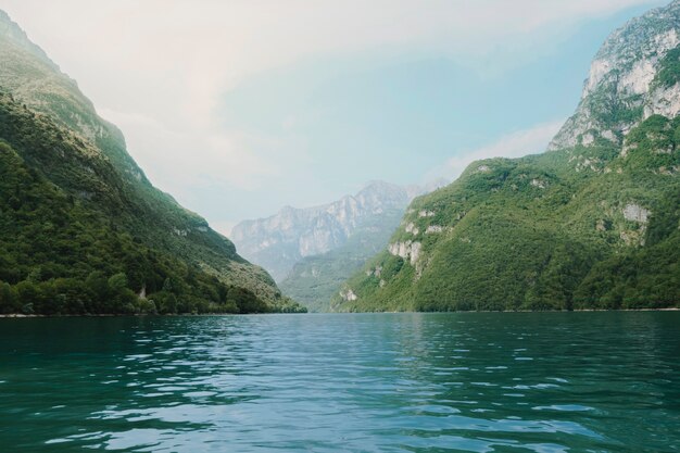 Paysage d&#39;un lac entouré de montagnes