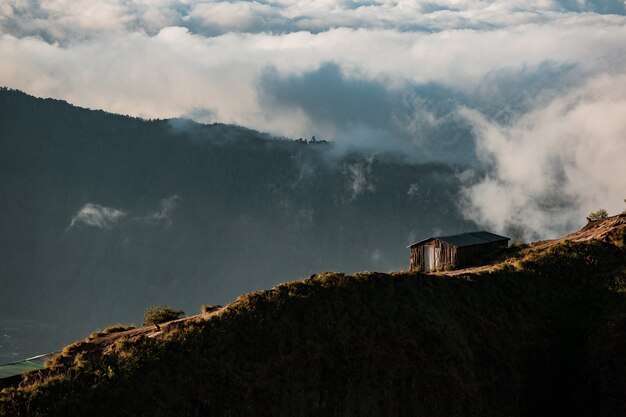 Paysage. maison sur la montagne. Volcan Batur. Bali, Indonésie