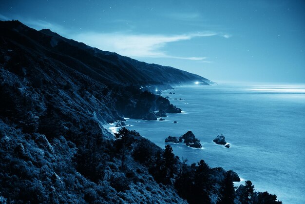 Paysage marin au clair de lune à Big Sur en Californie.