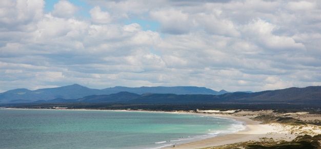 Paysage marin et montagnes