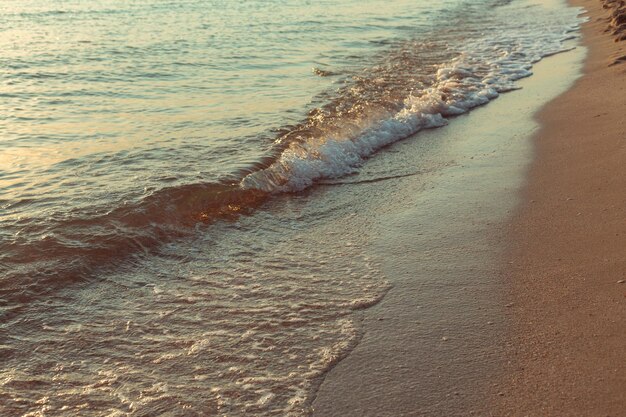 Paysage avec mer coucher de soleil sur la plage