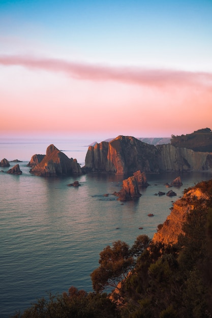 paysage de mer avec des falaises au coucher du soleil-fond d'écran parfait