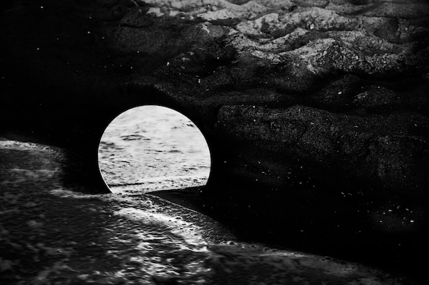 Paysage de mer noir et blanc spectaculaire