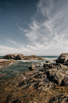 Paysage de mer avec des rochers