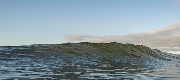 Paysage de mer avec vague et ciel bleu