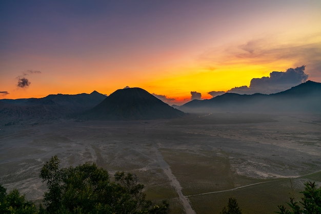 Photo gratuite paysage de montagne au coucher du soleil