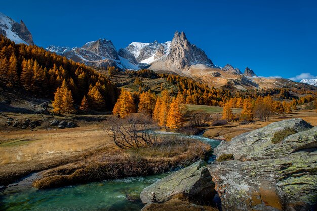 Paysage de montagne avec ciel clair