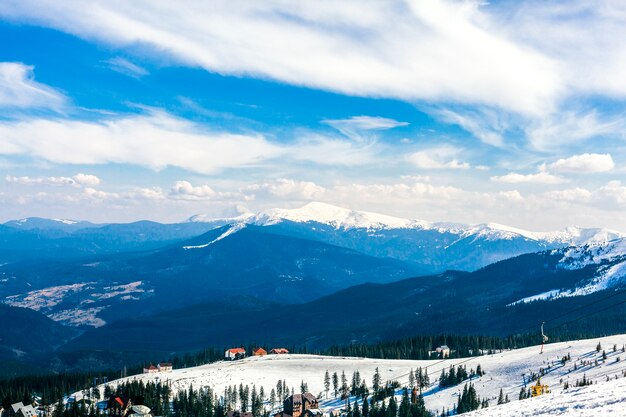 Paysage de montagne enneigé