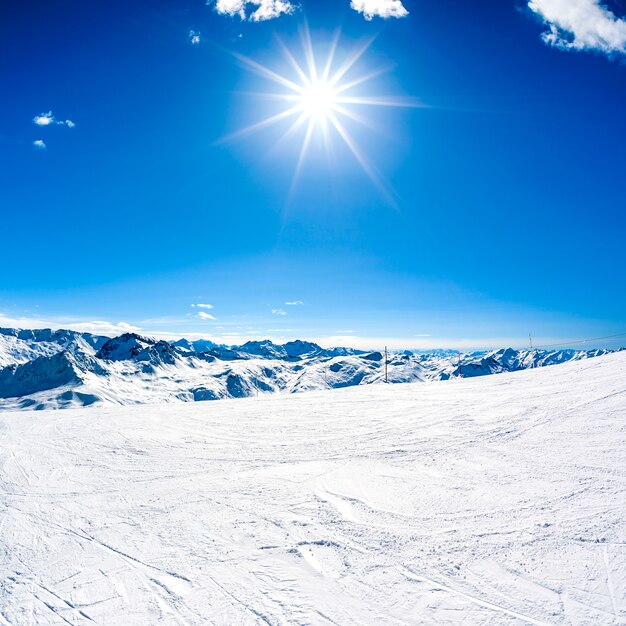 Paysage de montagne d'hiver avec soleil
