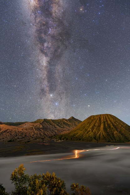 Paysage de montagne nocturne et voie lactée