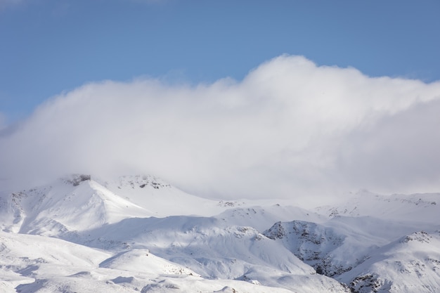 Paysage de montagne nuageux