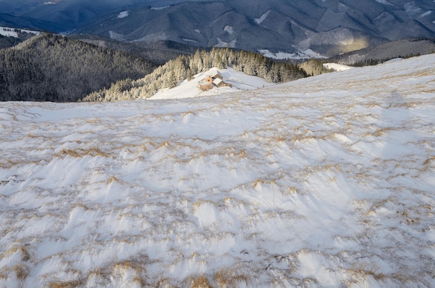 Paysage de montagne. règlement avec des maisons en bois dans la neige. carpates, ukraine, europe