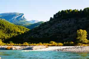 Photo gratuite paysage de montagne avec rivière