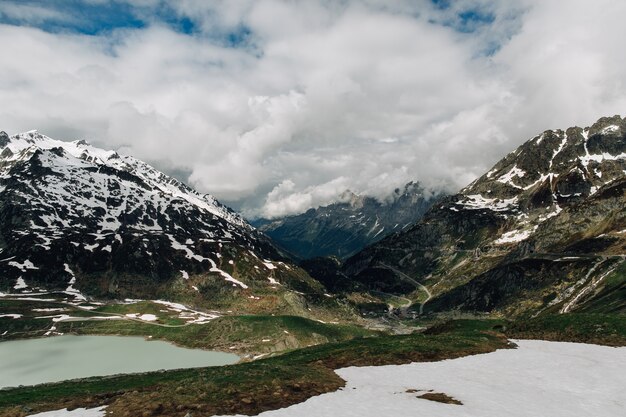 Paysage des montagnes des Alpes par temps nuageux