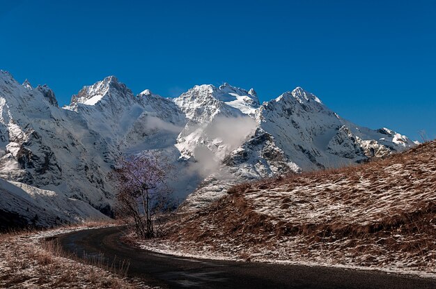 Paysage de montagnes enneigées du Villar-d'Arène en France sur un ciel bleu