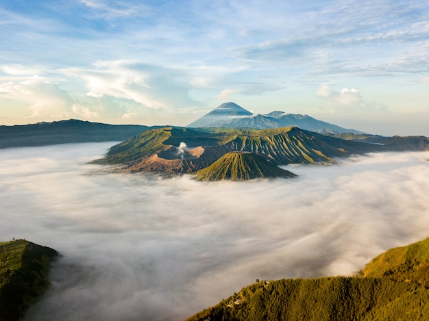 Paysage de montagnes nuageux